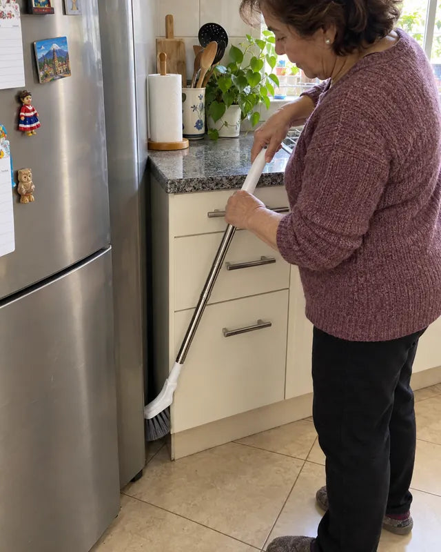 Mujer de pie limpiando el hueco junto al refrigerador con el cepillo Reluce